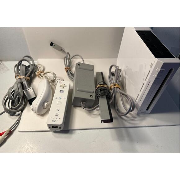 Genuine Nintendo Wii White System With Controllers and Cables Gamecube Compat.